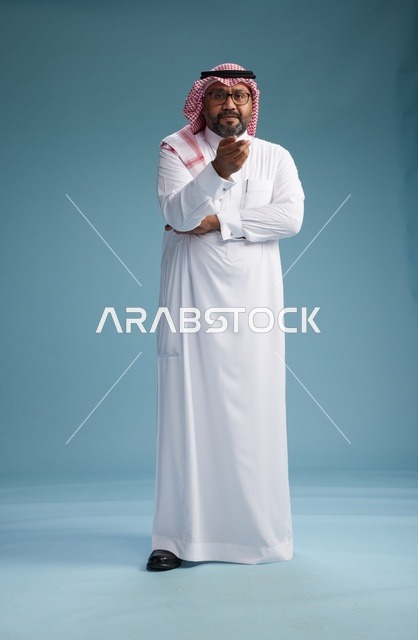 بورتريه لرجل  عربي سعودي خليجي يرتدي ثوب أبيض وشماغ, ايماءات وحركات متنوعه, كامل الجسم, خلفيه زرقاء