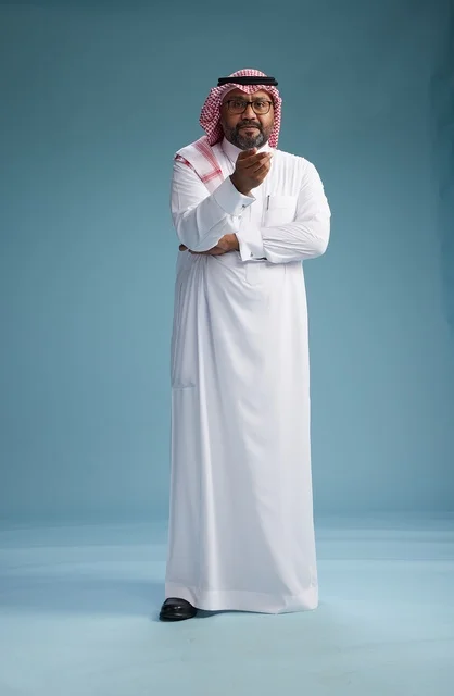 بورتريه لرجل  عربي سعودي خليجي يرتدي ثوب أبيض وشماغ, ايماءات وحركات متنوعه, كامل الجسم, خلفيه زرقاء