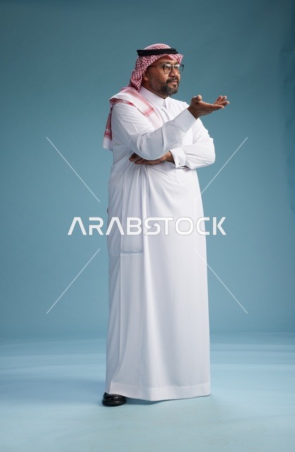 بورتريه لرجل  عربي سعودي خليجي يرتدي ثوب أبيض وشماغ, ايماءات وحركات متنوعه, كامل الجسم, خلفيه زرقاء