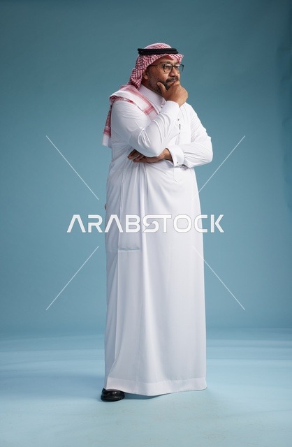 بورتريه لرجل  عربي سعودي خليجي يرتدي ثوب أبيض وشماغ, ايماءات وحركات متنوعه, كامل الجسم, خلفيه زرقاء
