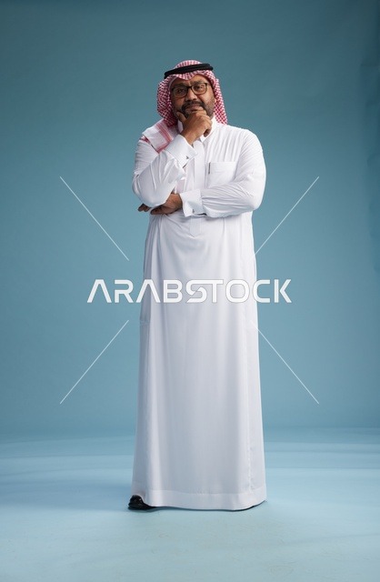 بورتريه لرجل  عربي سعودي خليجي يرتدي ثوب أبيض وشماغ, ايماءات وحركات متنوعه, كامل الجسم, خلفيه زرقاء