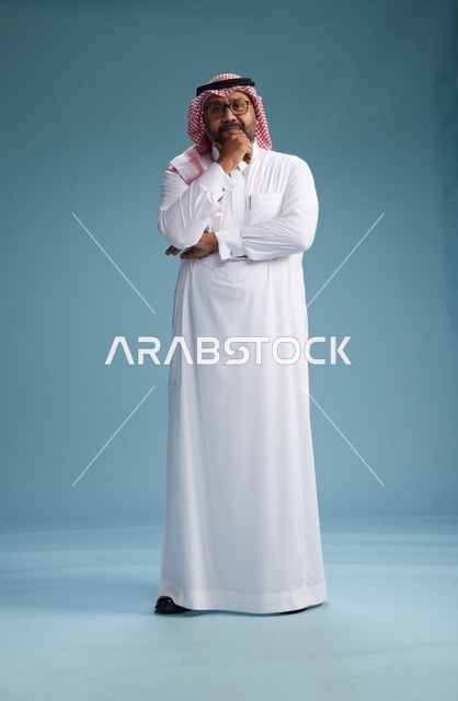 بورتريه لرجل  عربي سعودي خليجي يرتدي ثوب أبيض وشماغ, ايماءات وحركات متنوعه, كامل الجسم, خلفيه زرقاء