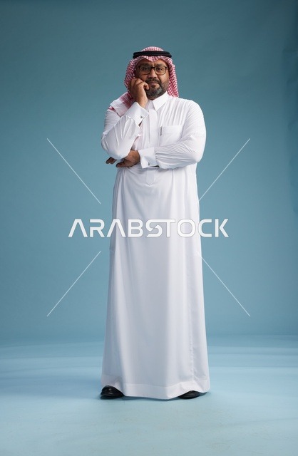 بورتريه لرجل  عربي سعودي خليجي يرتدي ثوب أبيض وشماغ, ايماءات وحركات متنوعه, كامل الجسم, خلفيه زرقاء