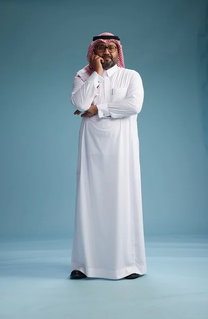 بورتريه لرجل  عربي سعودي خليجي يرتدي ثوب أبيض وشماغ, ايماءات وحركات متنوعه, كامل الجسم, خلفيه زرقاء