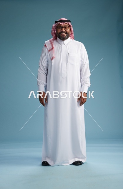 بورتريه لرجل  عربي سعودي خليجي يرتدي ثوب أبيض وشماغ, ايماءات وحركات متنوعه, كامل الجسم, خلفيه زرقاء