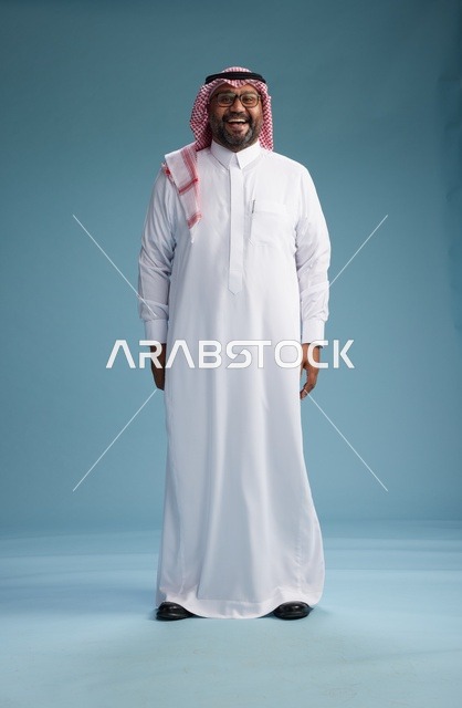 بورتريه لرجل  عربي سعودي خليجي يرتدي ثوب أبيض وشماغ, ايماءات وحركات متنوعه, كامل الجسم, خلفيه زرقاء