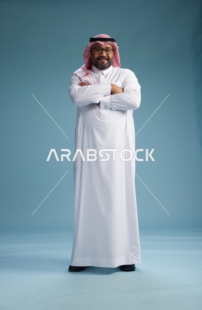 بورتريه لرجل  عربي سعودي خليجي يرتدي ثوب أبيض وشماغ, ايماءات وحركات متنوعه, كامل الجسم, خلفيه زرقاء