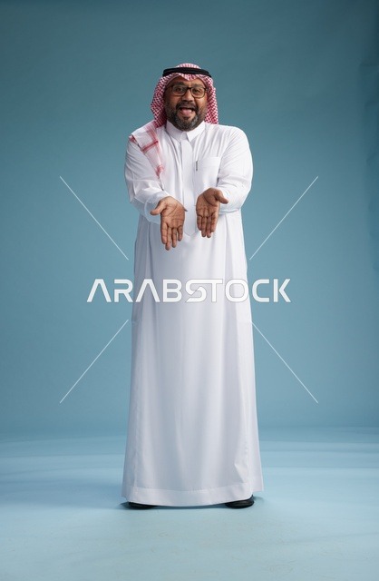 بورتريه لرجل  عربي سعودي خليجي يرتدي ثوب أبيض وشماغ, ايماءات وحركات متنوعه, كامل الجسم, خلفيه زرقاء