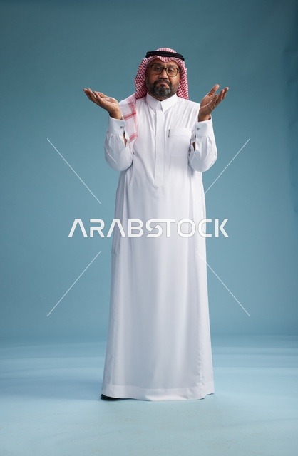 بورتريه لرجل  عربي سعودي خليجي يرتدي ثوب أبيض وشماغ, ايماءات وحركات متنوعه, كامل الجسم, خلفيه زرقاء