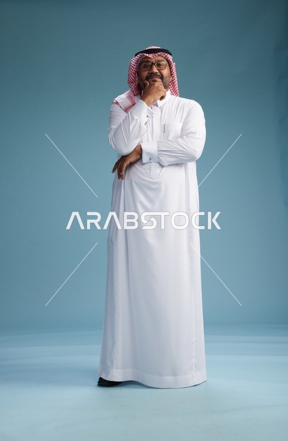 بورتريه لرجل  عربي سعودي خليجي يرتدي ثوب أبيض وشماغ, ايماءات وحركات متنوعه, كامل الجسم, خلفيه زرقاء
