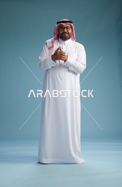 بورتريه لرجل  عربي سعودي خليجي يرتدي ثوب أبيض وشماغ, ايماءات وحركات متنوعه, كامل الجسم, خلفيه زرقاء