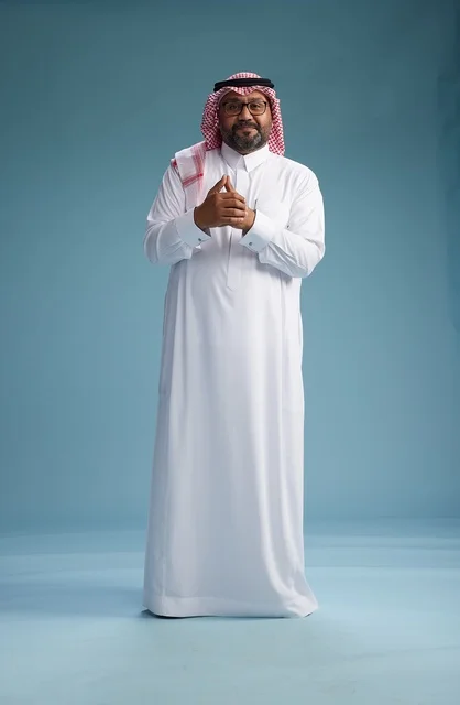 بورتريه لرجل  عربي سعودي خليجي يرتدي ثوب أبيض وشماغ, ايماءات وحركات متنوعه, كامل الجسم, خلفيه زرقاء
