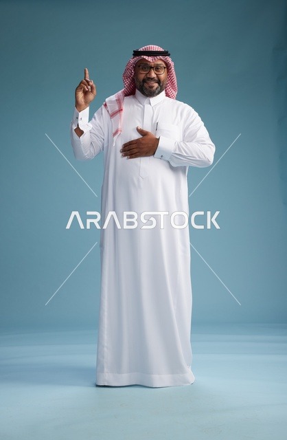 بورتريه لرجل  عربي سعودي خليجي يرتدي ثوب أبيض وشماغ, ايماءات وحركات متنوعه, كامل الجسم, خلفيه زرقاء