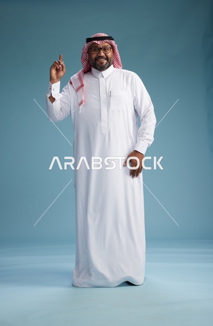 بورتريه لرجل  عربي سعودي خليجي يرتدي ثوب أبيض وشماغ, ايماءات وحركات متنوعه, كامل الجسم, خلفيه زرقاء