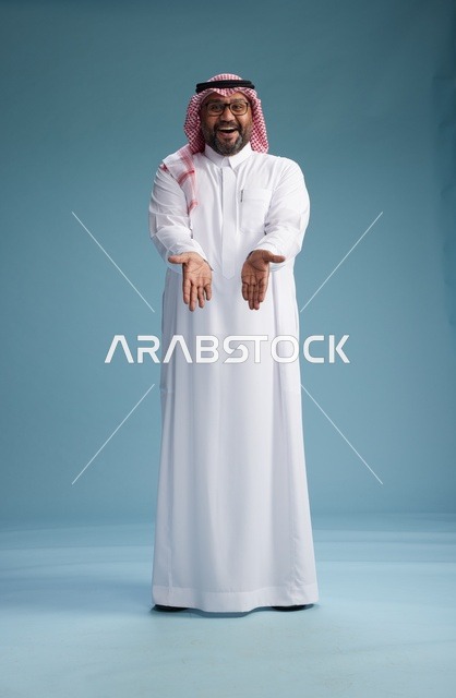 بورتريه لرجل  عربي سعودي خليجي يرتدي ثوب أبيض وشماغ, ايماءات وحركات متنوعه, كامل الجسم, خلفيه زرقاء