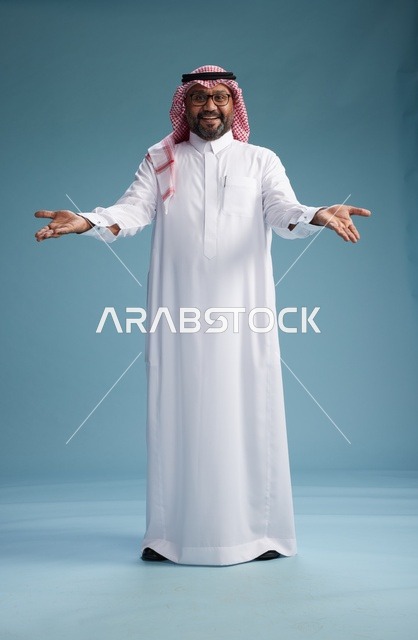 بورتريه لرجل  عربي سعودي خليجي يرتدي ثوب أبيض وشماغ, ايماءات وحركات متنوعه, كامل الجسم, خلفيه زرقاء