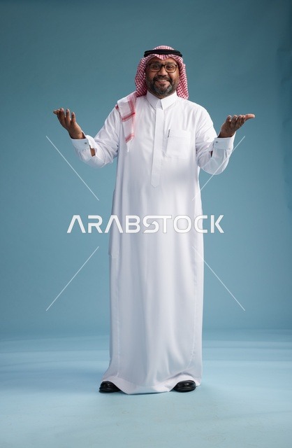 بورتريه لرجل  عربي سعودي خليجي يرتدي ثوب أبيض وشماغ, ايماءات وحركات متنوعه, كامل الجسم, خلفيه زرقاء