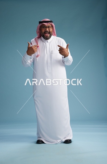 بورتريه لرجل  عربي سعودي خليجي يرتدي ثوب أبيض وشماغ, ايماءات وحركات متنوعه, كامل الجسم, خلفيه زرقاء