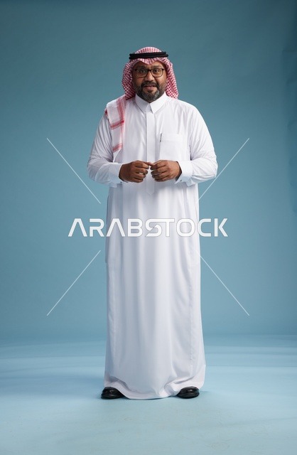 بورتريه لرجل  عربي سعودي خليجي يرتدي ثوب أبيض وشماغ, ايماءات وحركات متنوعه, كامل الجسم, خلفيه زرقاء