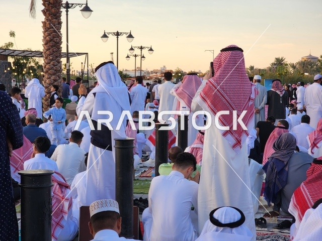 تجمع المسلمين من أجل تأدية صلاة العيد ،  أداء شعائر الأعياد الإسلامية، الساحة الخارجية لمسجد قباء في المدينة المنورة ، المعالم والأماكن الدينية المقدسة في المملكة العربية السعودية، العبادة والتقرب إلى الله، ارتداء الثياب الجديدة والتجمل، الفن الهندسي المعماري والديكور الاسلامي للمآذن والقبب