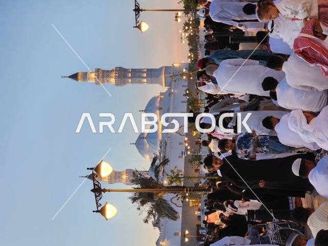 تجمع المسلمين من أجل تأدية صلاة العيد ،  أداء شعائر الأعياد الإسلامية، الساحة الخارجية لمسجد قباء في المدينة المنورة ، المعالم والأماكن الدينية المقدسة في المملكة العربية السعودية، العبادة والتقرب إلى الله، ارتداء الثياب الجديدة والتجمل، الفن الهندسي المعماري والديكور الاسلامي للمآذن والقبب