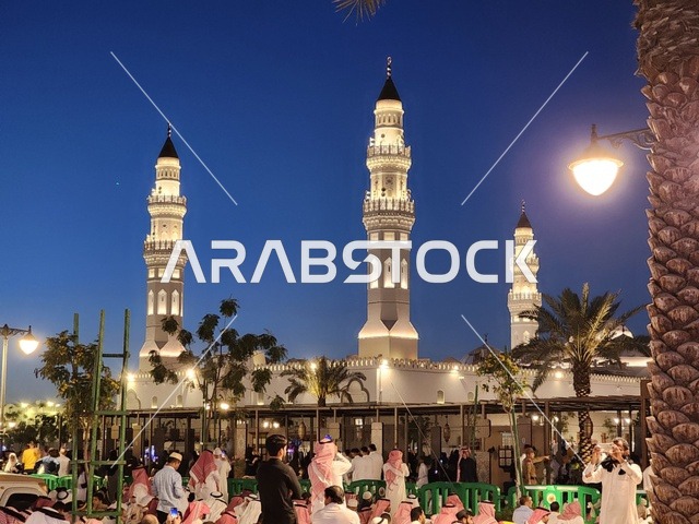 تجمع المسلمين من أجل تأدية صلاة العيد ،  أداء شعائر الأعياد الإسلامية، الساحة الخارجية لمسجد قباء في المدينة المنورة ، المعالم والأماكن الدينية المقدسة في المملكة العربية السعودية، العبادة والتقرب إلى الله، ارتداء الثياب الجديدة والتجمل، الفن الهندسي المعماري والديكور الاسلامي للمآذن والقبب