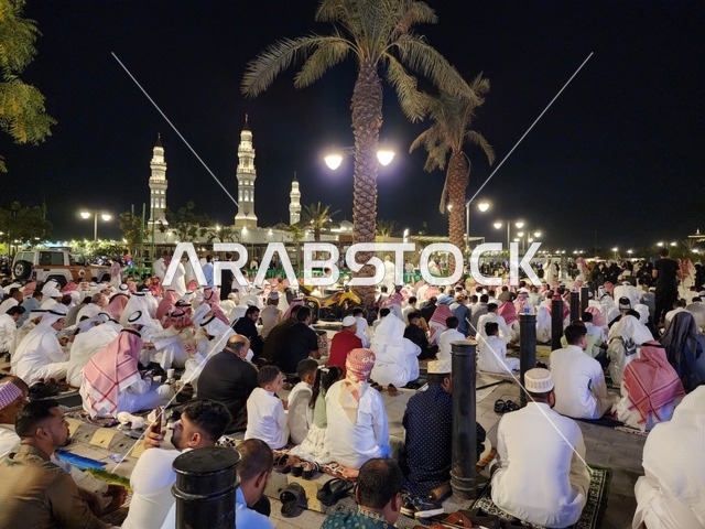 تجمع المسلمين من أجل تأدية صلاة العيد ،  أداء شعائر الأعياد الإسلامية، الساحة الخارجية لمسجد قباء في المدينة المنورة ، المعالم والأماكن الدينية المقدسة في المملكة العربية السعودية، العبادة والتقرب إلى الله، ارتداء الثياب الجديدة والتجمل، الفن الهندسي المعماري والديكور الاسلامي للمآذن والقبب