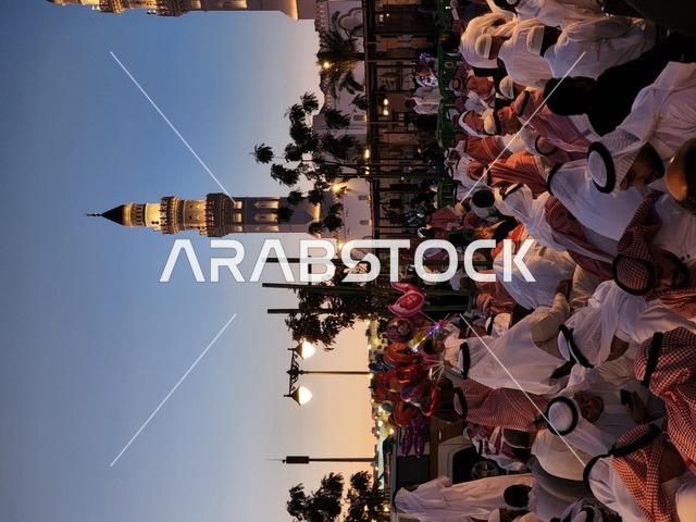 المعالم والأماكن الدينية المقدسة في المملكة العربية السعودية، تجمع المسلمين من أجل تأدية صلاة العيد ،  أداء شعائر الأعياد الإسلامية، الساحة الخارجية لمسجد قباء في المدينة المنورة ، العبادة والتقرب إلى الله، ارتداء الثياب الجديدة والتجمل، الفن الهندسي المعماري والديكور الاسلامي للمآذن والقبب