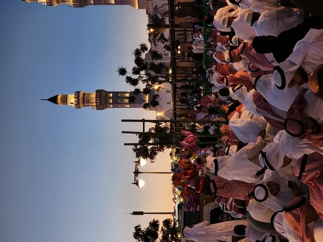 المعالم والأماكن الدينية المقدسة في المملكة العربية السعودية، تجمع المسلمين من أجل تأدية صلاة العيد ،  أداء شعائر الأعياد الإسلامية، الساحة الخارجية لمسجد قباء في المدينة المنورة ، العبادة والتقرب إلى الله، ارتداء الثياب الجديدة والتجمل، الفن الهندسي المعماري والديكور الاسلامي للمآذن والقبب