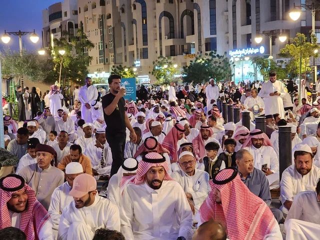 المعالم والأماكن الدينية المقدسة في المملكة العربية السعودية، تجمع المسلمين من أجل تأدية صلاة العيد ،  أداء شعائر الأعياد الإسلامية، الساحة الخارجية لمسجد قباء في المدينة المنورة ، العبادة والتقرب إلى الله، ارتداء الثياب الجديدة والتجمل، الفن الهندسي المعماري والديكور الاسلامي للمآذن والقبب