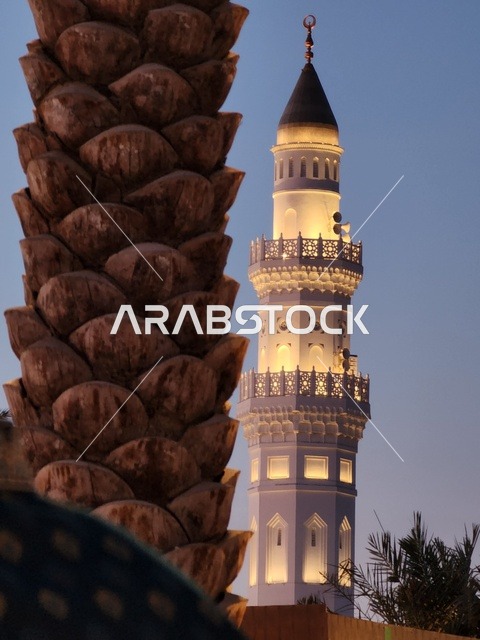 المآذن و القبب المضيئة ليلا، معالم وأماكن دينية مقدسة في المملكة العربية السعودية، نداء المسلمين لأداء الصلاة والتقرب إلى الله تعالى، اشجار النخيل بجوار مسجد قباء في المدينة المنورة , الفن الهندسي المعماري والديكورات الاسلامية على الطراز الحديث