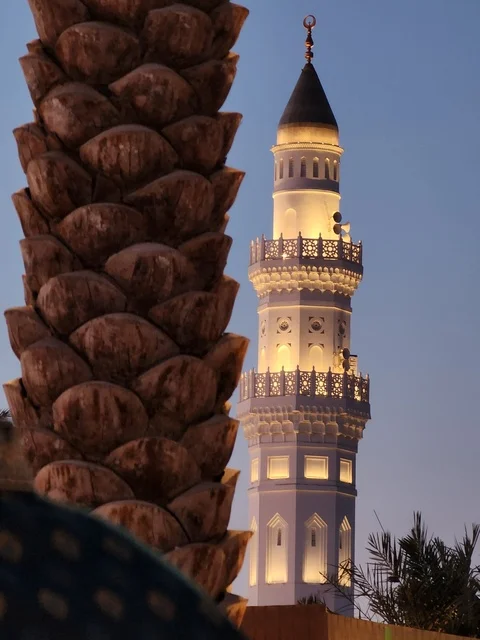 The minarets and illuminated domes at night are landmarks and sacred religious places in the Kingdom of Saudi Arabia, calling Muslims to perform prayers and draw closer to God Almighty. The palm trees next to the Quba Mosque in Medina, the architectural engineering art, and Islamic decorations in a modern style. The minarets and illuminated domes at night are landmarks and sacred religious places in the Kingdom of Saudi Arabia, calling Muslims to perform prayers and draw closer to God Almighty. The palm trees next to the Quba Mosque in Medina, the architectural engineering art, and Islamic decorations in a modern style.