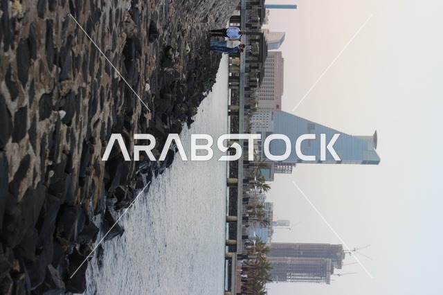 الواجهة البحرية في مدينة جدة بالمملكة العربية السعودية ، طريق كورنيش جدة, المعالم السياحية المشهورة ، الاستمتاع بجلسات هادئة مطلة على البحر، الاهتمام بزراعة اشجار النخيل الخضراء في المدن الساحلية