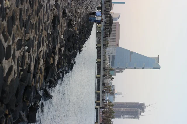 The waterfront in the city of Jeddah, Saudi Arabia, Jeddah Corniche, famous tourist attractions, enjoying quiet sessions overlooking the sea, and the focus on planting green palm trees in coastal cities.