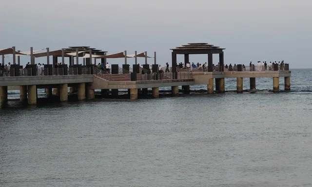 الواجهة البحرية في مدينة جدة بالمملكة العربية السعودية ، طريق كورنيش جدة, المعالم السياحية المشهورة ، الاستمتاع بجلسات هادئة مطلة على البحر، الاهتمام بزراعة اشجار النخيل الخضراء في المدن الساحلية