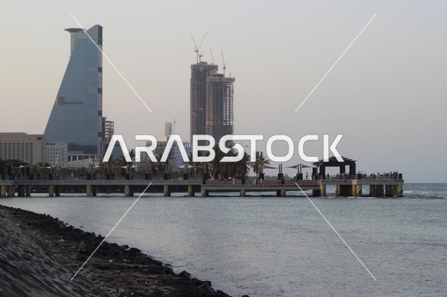 الواجهة البحرية في مدينة جدة بالمملكة العربية السعودية ، طريق كورنيش جدة, المعالم السياحية المشهورة ، الاستمتاع بجلسات هادئة مطلة على البحر، الاهتمام بزراعة اشجار النخيل الخضراء في المدن الساحلية