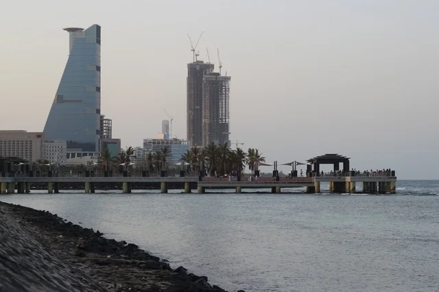 الواجهة البحرية في مدينة جدة بالمملكة العربية السعودية ، طريق كورنيش جدة, المعالم السياحية المشهورة ، الاستمتاع بجلسات هادئة مطلة على البحر، الاهتمام بزراعة اشجار النخيل الخضراء في المدن الساحلية