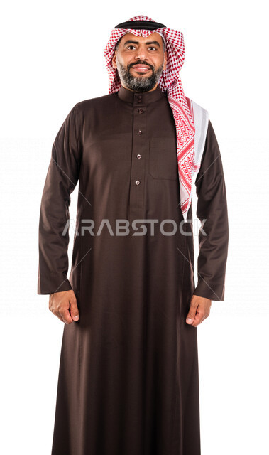 بورتريه لرجل عربي خليجي سعودي يرتدي الشماغ والعقال، منظر من الامام لرجل سعودي مبتسم، ايماءات وجه ويدين مختلفة، خلفية بيضاء