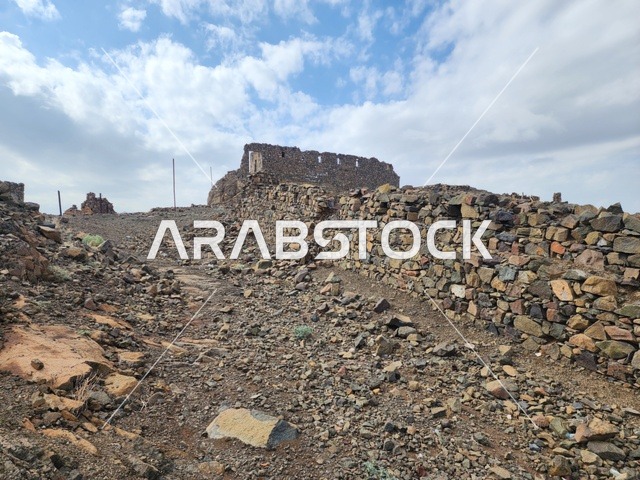 المساجد السبع الأثرية القديمة في اعلى الجبل في النهار، الهندسة المعمارية على الطراز القديم، اماكن ومناطق إسلامية ودينية مقدسة في المملكة العربية السعودية، مسجد الخندق على جبل سلع في المدينة المنورة