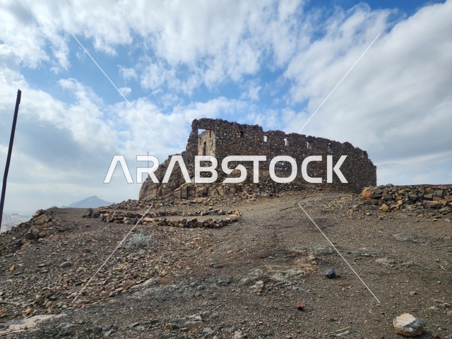 المساجد السبع الأثرية القديمة في اعلى الجبل في النهار، الهندسة المعمارية على الطراز القديم، اماكن ومناطق إسلامية ودينية مقدسة في المملكة العربية السعودية، مسجد الخندق على جبل سلع في المدينة المنورة