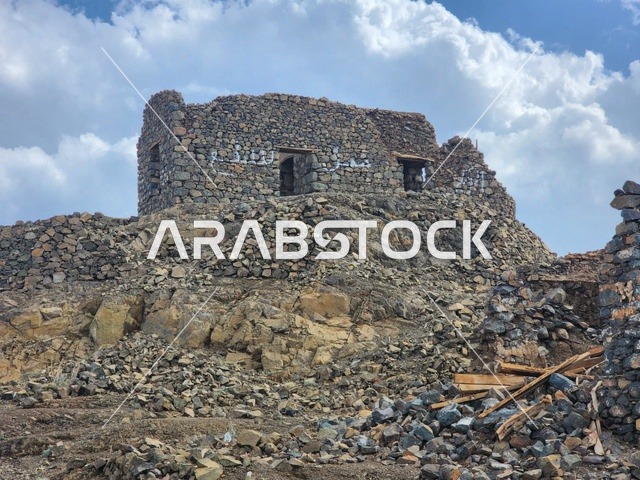 المساجد السبع الأثرية القديمة في اعلى الجبل في النهار، الهندسة المعمارية على الطراز القديم، اماكن ومناطق إسلامية ودينية مقدسة في المملكة العربية السعودية، مسجد الخندق على جبل سلع في المدينة المنورة