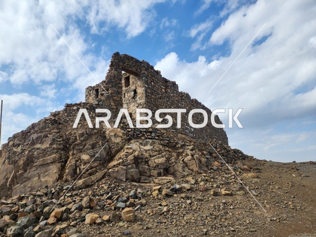 المساجد السبع الأثرية القديمة في اعلى الجبل في النهار، الهندسة المعمارية على الطراز القديم، اماكن ومناطق إسلامية ودينية مقدسة في المملكة العربية السعودية، مسجد الخندق على جبل سلع في المدينة المنورة