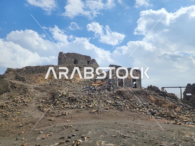 المساجد السبع الأثرية القديمة في اعلى الجبل في النهار، الهندسة المعمارية على الطراز القديم، اماكن ومناطق إسلامية ودينية مقدسة في المملكة العربية السعودية، مسجد الخندق على جبل سلع في المدينة المنورة