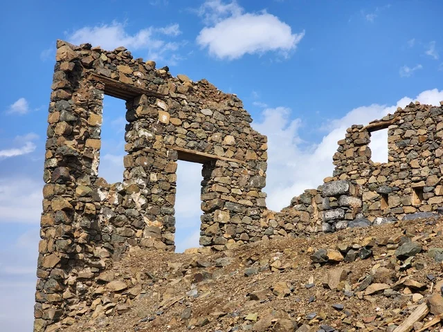 اماكن ومناطق إسلامية ودينية مقدسة في المملكة العربية السعودية، المساجد السبع الأثرية القديمة في اعلى الجبل في النهار، الهندسة المعمارية على الطراز القديم، مسجد الخندق على جبل سلع في المدينة المنورة