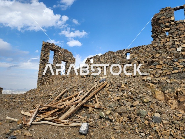 اماكن ومناطق إسلامية ودينية مقدسة في المملكة العربية السعودية، المساجد السبع الأثرية القديمة في اعلى الجبل في النهار، الهندسة المعمارية على الطراز القديم، مسجد الخندق على جبل سلع في المدينة المنورة