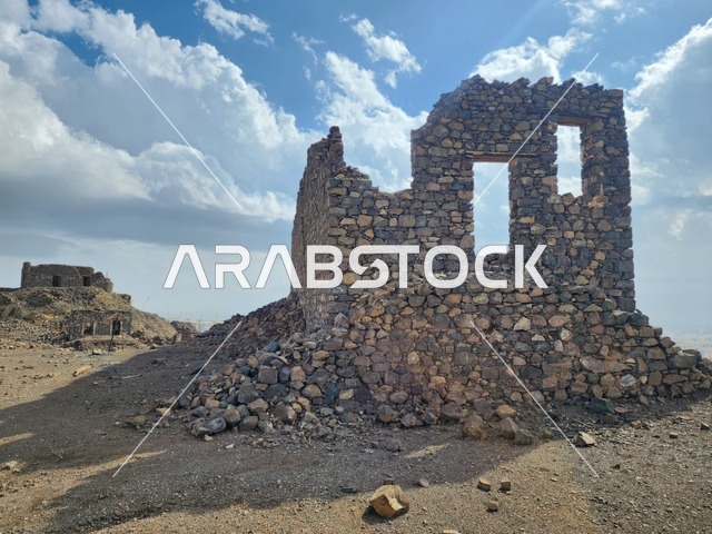اماكن ومناطق إسلامية ودينية مقدسة في المملكة العربية السعودية، المساجد السبع الأثرية القديمة في اعلى الجبل في النهار، الهندسة المعمارية على الطراز القديم، مسجد الخندق على جبل سلع في المدينة المنورة