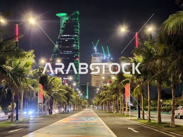 برج المملكة في الرياض بالمملكة العربية السعودية ليلاً مضيئ باللون الأخضر، فعاليات وإحتفالات اليوم الوطني السعودي 92،  معالم الرياض المشهورة، السياحة في السعودية