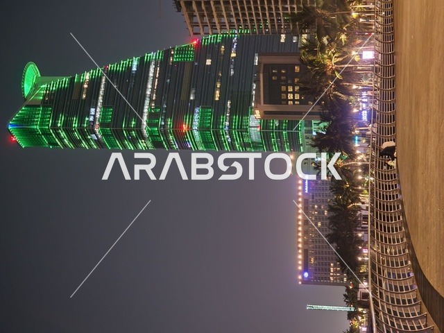 برج المملكة في الرياض بالمملكة العربية السعودية ليلاً مضيئ باللون الأخضر، فعاليات وإحتفالات اليوم الوطني السعودي 92،  معالم الرياض المشهورة، السياحة في السعودية