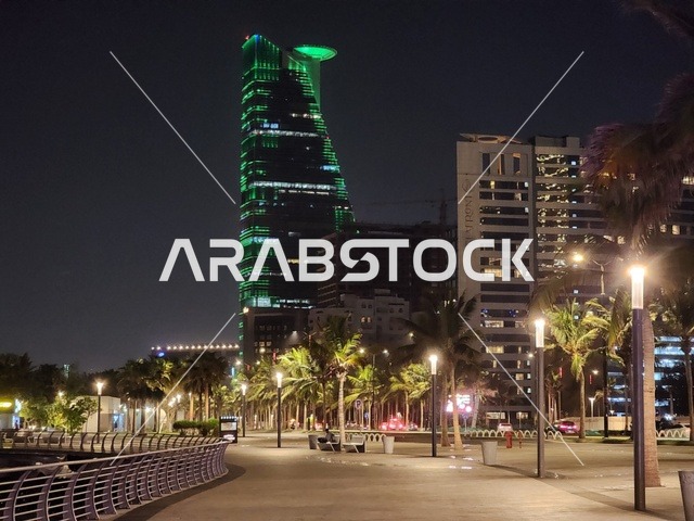 برج المملكة في الرياض بالمملكة العربية السعودية ليلاً مضيئ باللون الأخضر، فعاليات وإحتفالات اليوم الوطني السعودي 92،  معالم الرياض المشهورة، السياحة في السعودية