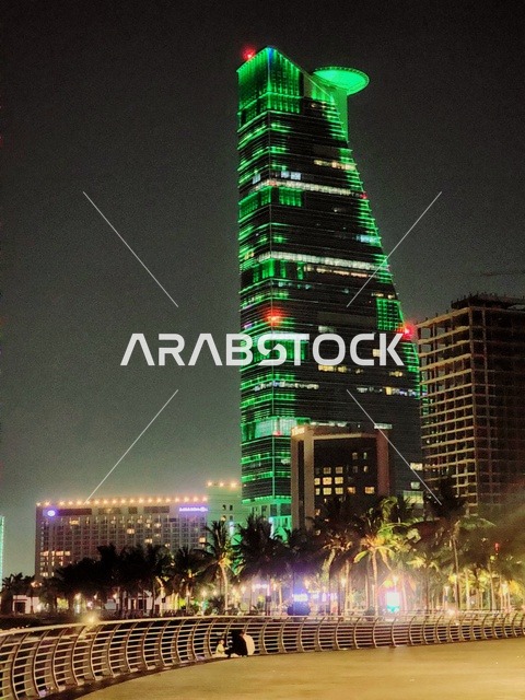 فعاليات وإحتفالات اليوم الوطني السعودي 92، برج المملكة في الرياض بالمملكة العربية السعودية ليلاً مضيئ باللون الأخضر، معالم الرياض المشهورة، السياحة في السعودية